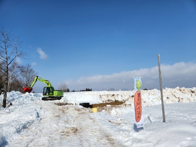 雪下にんじん畑ショベルカー.jpg